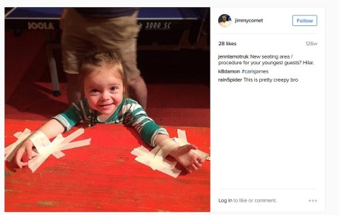#PizzaGate: Znepokojivá fotografie na Alefantisově Instagramu: Malá holčička přikurtovaná lepícími páskami k pingpongovému stolu. Za ní stojí nějaký muž.