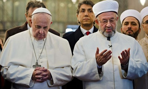 Papež František bok po boku při modlitbách s velkým muftím Yaranem v Turecku