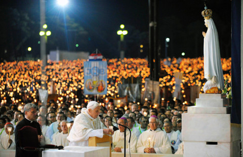 Papež při modloslužbě ve Fatimě